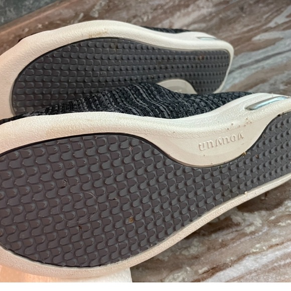 Brand new never worn women's Velcro shoes Size 7. Perfect for swollen feet. - Picture 3 of 9